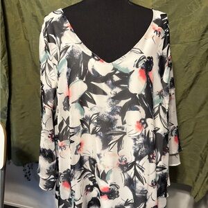 Lane Bryant 2XL Black and White Floral V-Neck Blouse Ruffle sleeve Sz 18/20